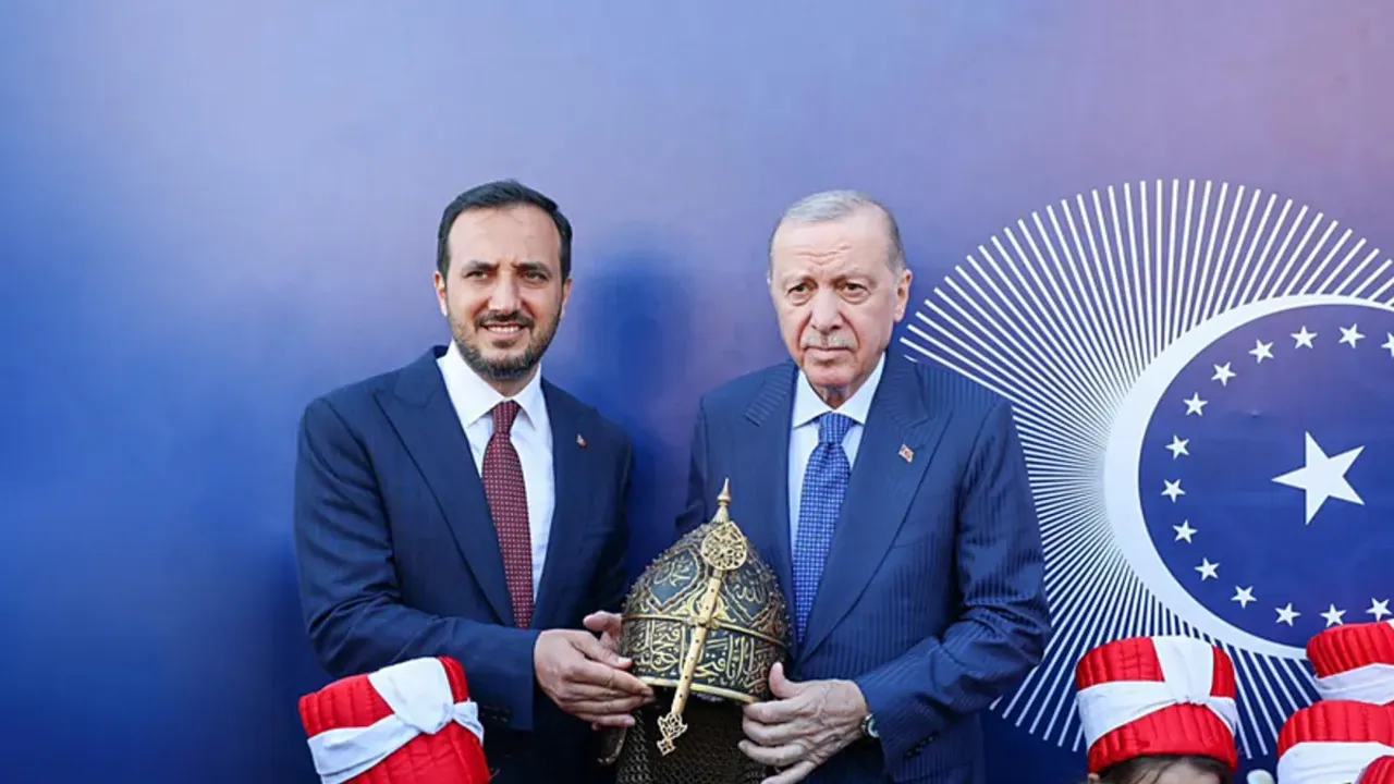 AK Parti İstanbul dan Başkan Erdoğan a Fatih Sultan Mehmet Miğferi Hediyesi kapak görseli, soyut, yüz ve yazı yok