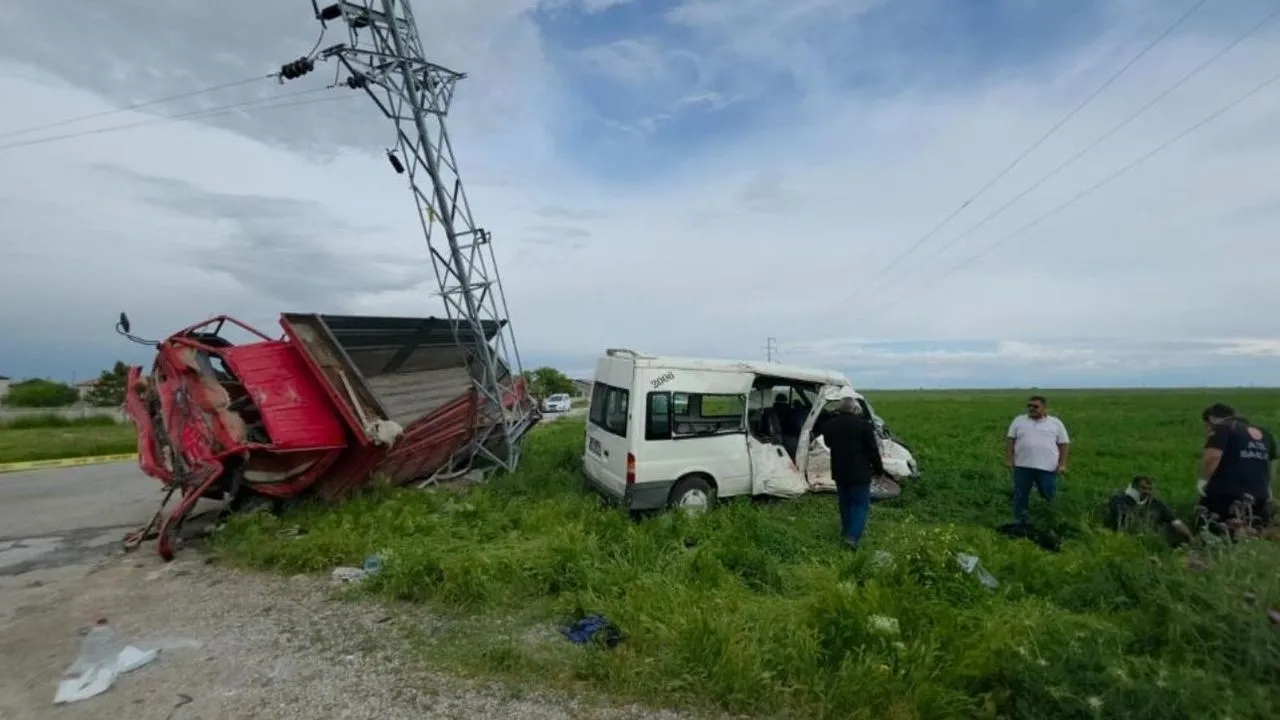Aksaray da Feci Kaza: Minibüs ile Kamyonet Çarpıştı, Beş Yaralı kapak görseli, soyut, yüz ve yazı yok