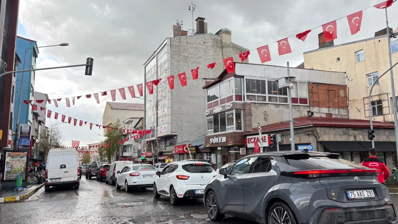 Ardahan da Mesai Çıkışı Trafik Yoğunluğu Kameralara Yansıdı kapak görseli, soyut, yüz ve yazı yok