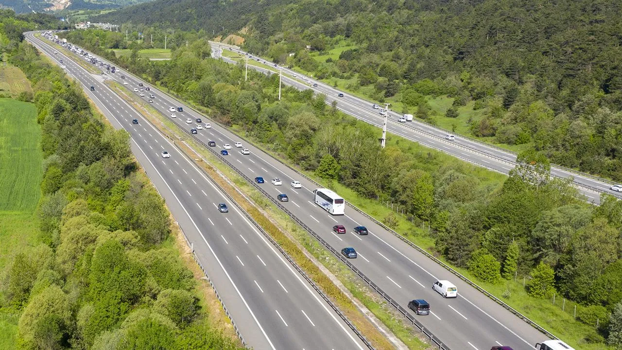 Bayram Tatili Dönüşü Otoyol Yoğunluğu: İstanbul Yönünde Trafik Durma Noktasında kapak görseli, soyut, yüz ve yazı yok