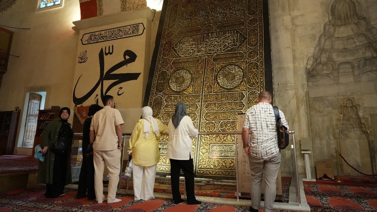 Bayramda Edirne'ye Akın: Eski Cami'de Kabe Taşı ve Örtüsüne Büyük İlgi kapak görseli, soyut, yüz ve yazı yok