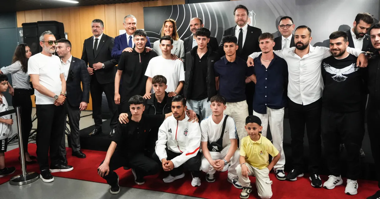 Beşiktaş ta Kurban Bayramı Kutlaması: Tüpraş Stadı nda Coşkulu Tören kapak görseli, soyut, yüz ve yazı yok