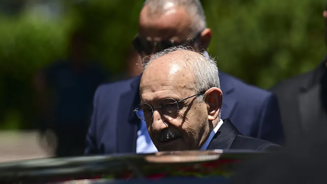 CHP Liderlik Krizi: Kılıçdaroğlu-Özel Düellosu ve Mansur Yavaş ın Seçimi kapak görseli, soyut, yüz ve yazı yok