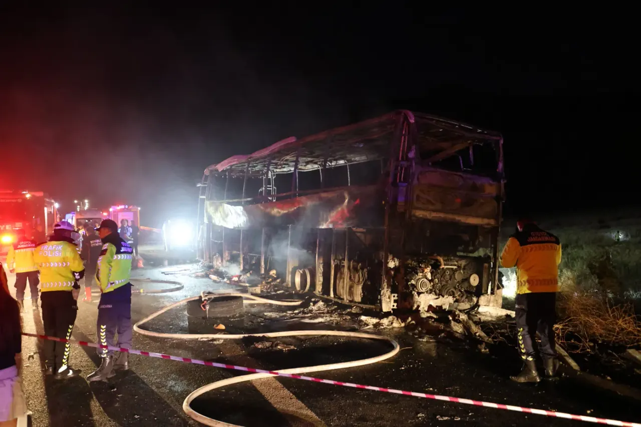 Denizli'de Otobüs Kazası: Bariyerlere Çarpan Araçta Üç Ölü, Yirmi Yaralı kapak görseli