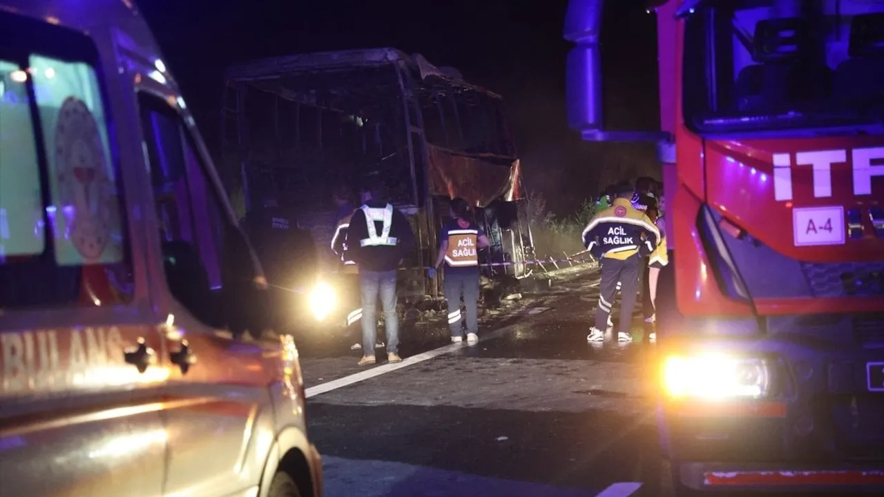 Denizli'de Otobüs Kazası: Üç Ölü, Yirmi Yaralı ve Yangın Detayları kapak görseli