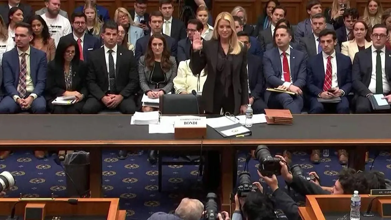 Epstein Dosyası: Eski ABD Adalet Bakanı Pam Bondi Trump Sorularını Yanıtsız Bıraktı kapak görseli, soyut, yüz ve yazı yok
