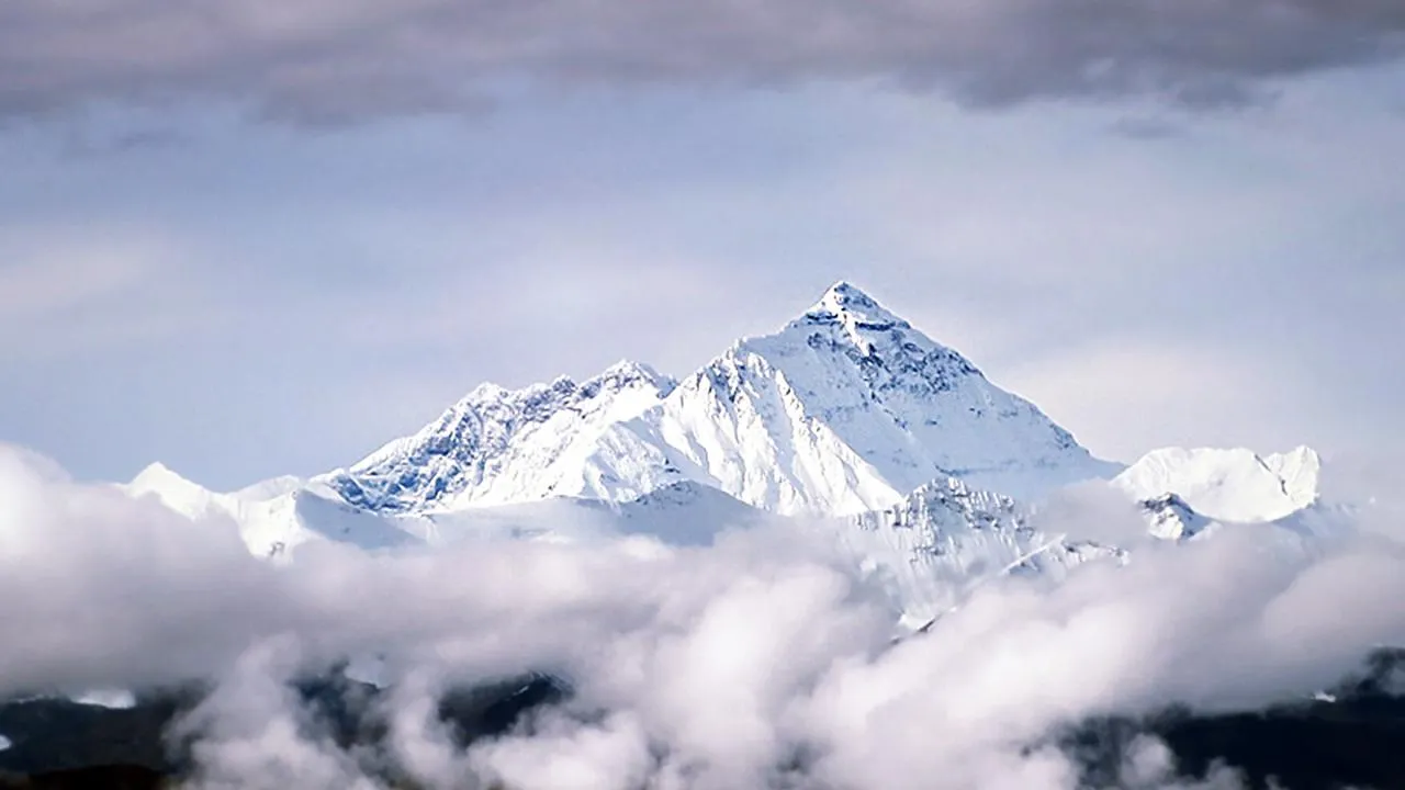 Everest Değişti: Zirveye Çıkışta Hava Koşulları Tek Tehdit Olmaktan Çıktı kapak görseli, soyut, yüz ve yazı yok