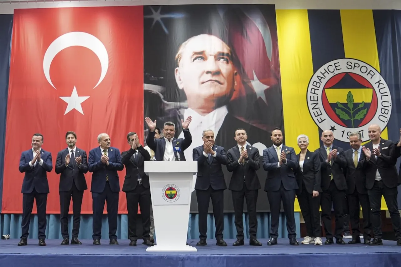 Fenerbahçe'de Bayramlaşma Töreni Yapıldı: Birlik ve Beraberlik Mesajları kapak görseli, soyut, yüz ve yazı yok