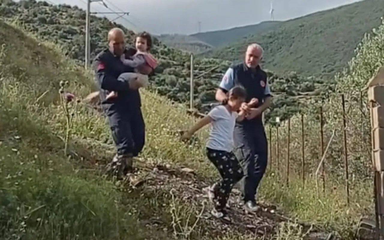 İslahiye'de Sağanak Nedeniyle Minibüste Mahsur Kalan Aile Kurtarıldı kapak görseli, soyut, yüz ve yazı yok