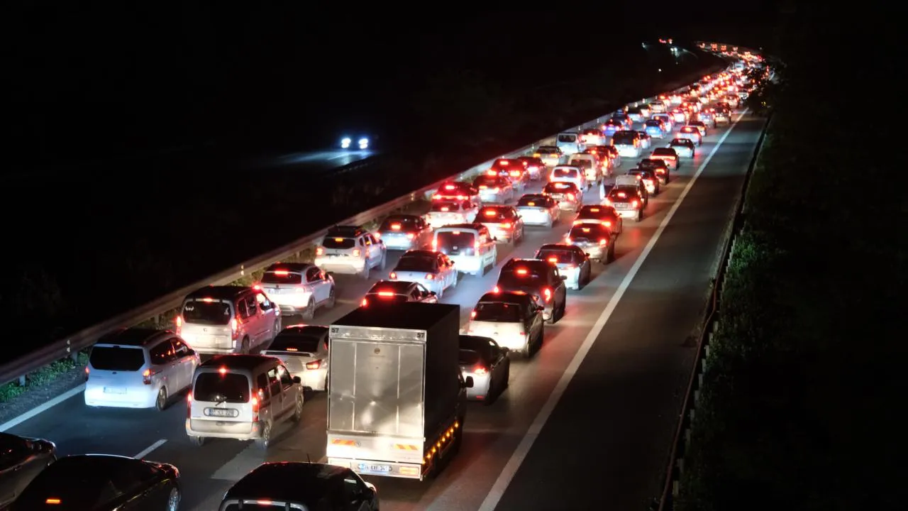 İstanbul'a Dönüş Yolunda Trafik Durma Noktasına Geldi kapak görseli