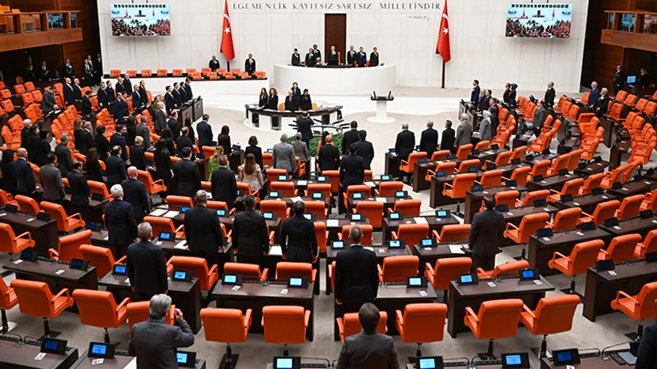 Kanun Teklifi Görüşmeleri Ertelendi: Doğum İzni ve Sosyal Medya Düzenlemeleri kapak görseli, soyut, yüz ve yazı yok