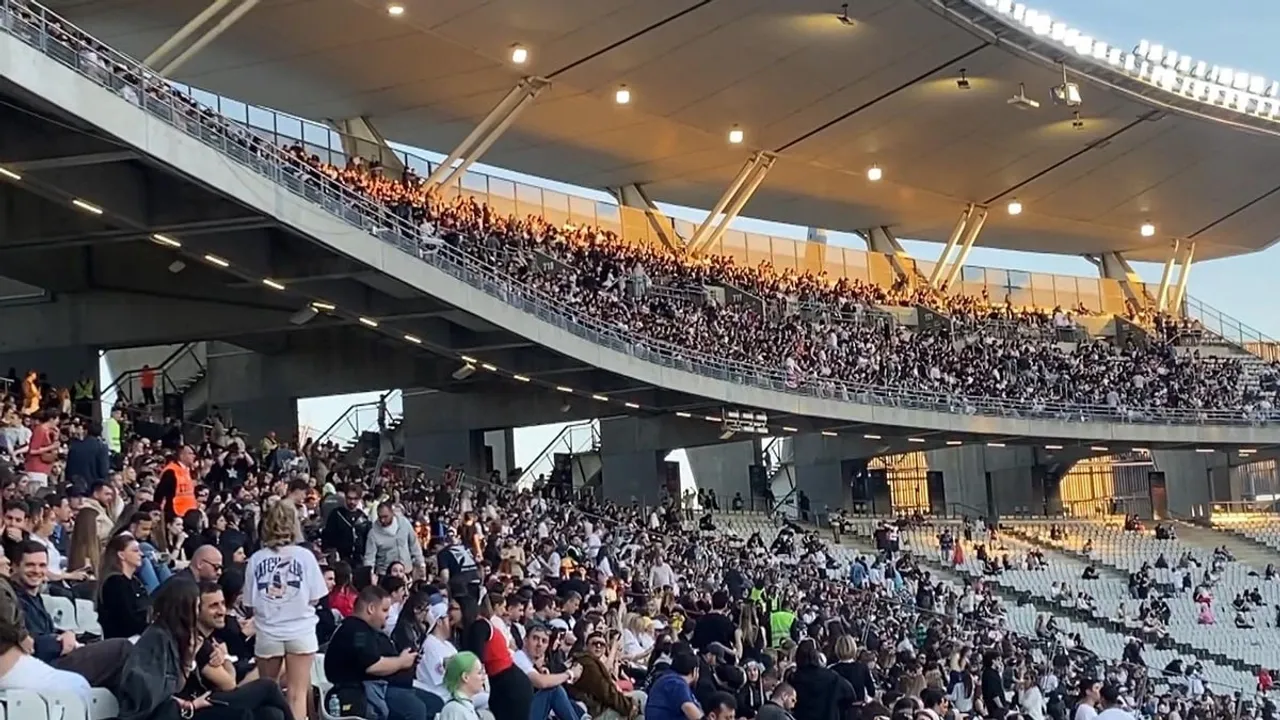 Kanye West Konseri İstanbul'u Salladı: On Binler Stadyuma Akın Etti kapak görseli, soyut, yüz ve yazı yok
