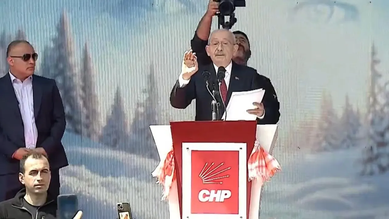 Kılıçdaroğlu'ndan AKP ve Erdoğan'a Eleştiri Yok: CHP Yönetimine Suçlamalar kapak görseli, soyut, yüz ve yazı yok