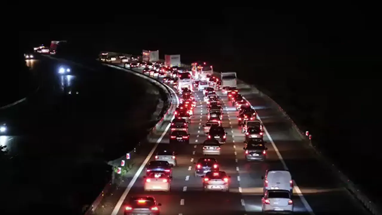 Kurban Bayramı Dönüş Çilesi Devam Ediyor: Trafik Durma Noktasına Geldi kapak görseli