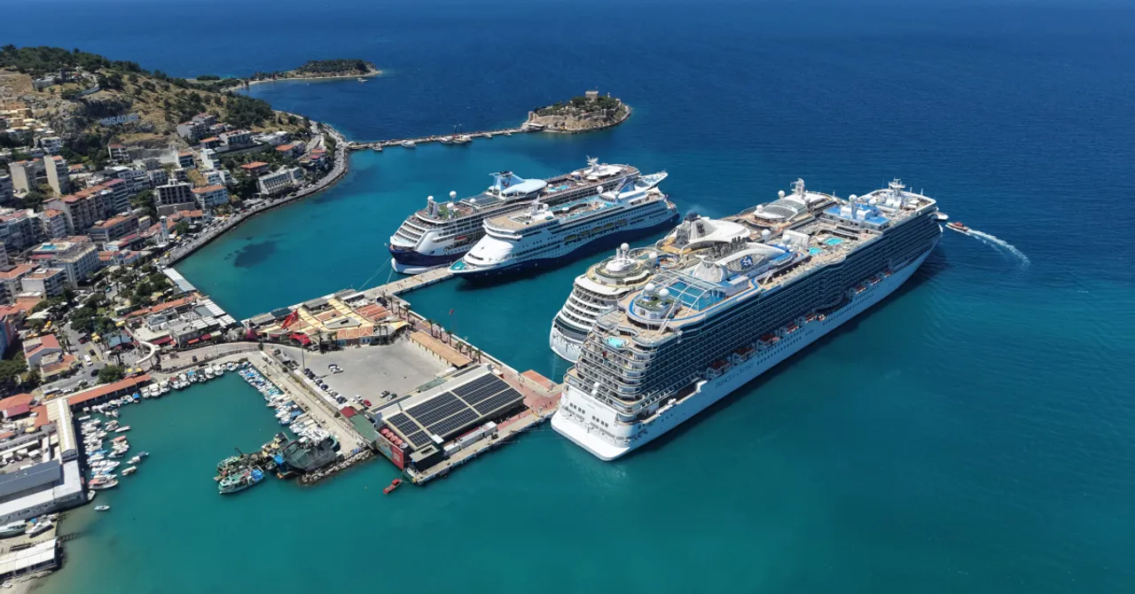 Kuşadası'na 9 Bin 125 Turist Getiren Dört Kruvaziyer Yanaştı kapak görseli, soyut, yüz ve yazı yok