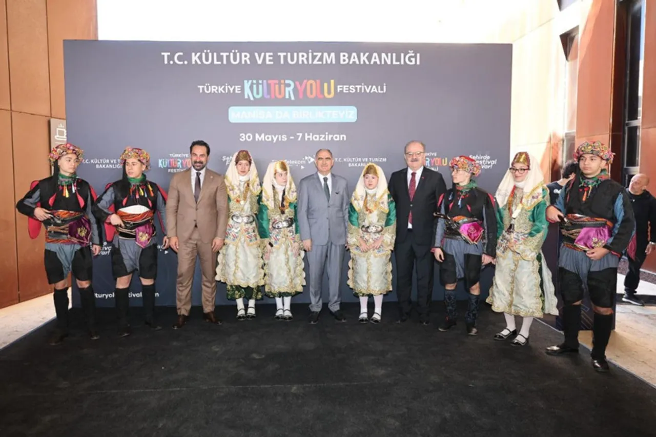Manisa Kültür Yolu Festivali Başladı: Dokuz Gün Sanat ve Gastronomi Şöleni kapak görseli, soyut, yüz ve yazı yok
