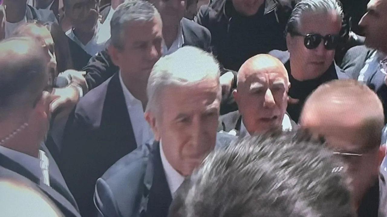 Mansur Yavaş, Özgür Özel ile Bayramlaştı: Adaylık İddiaları Sonrası Destek kapak görseli, soyut, yüz ve yazı yok