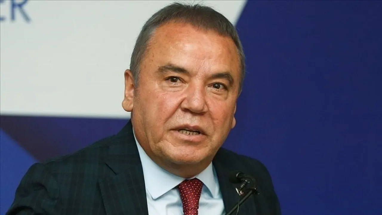 Muhittin Böcek Hastaneye Kaldırıldı: Tutuklu Başkan'ın Sağlık Durumu kapak görseli, soyut, yüz ve yazı yok