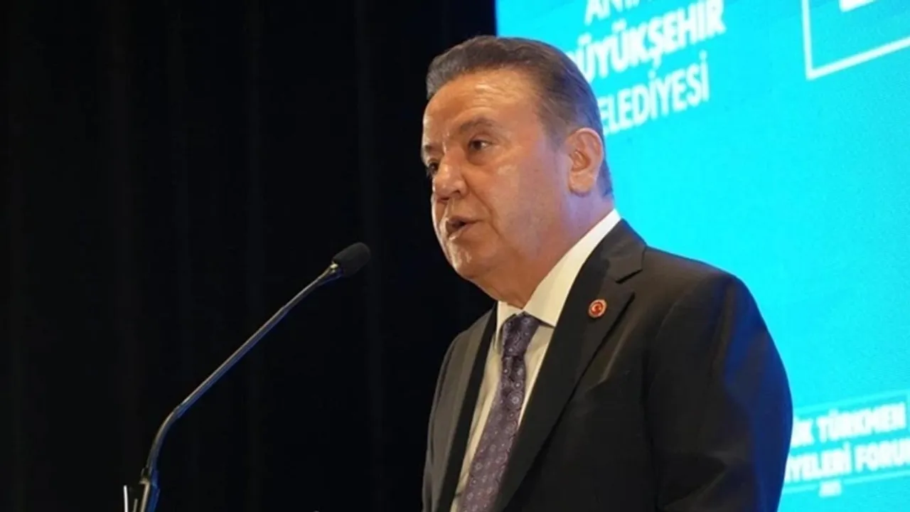 Muhittin Böcek Hastaneye Sevk Edildi: Sağlık Durumu Merak Ediliyor kapak görseli, soyut, yüz ve yazı yok
