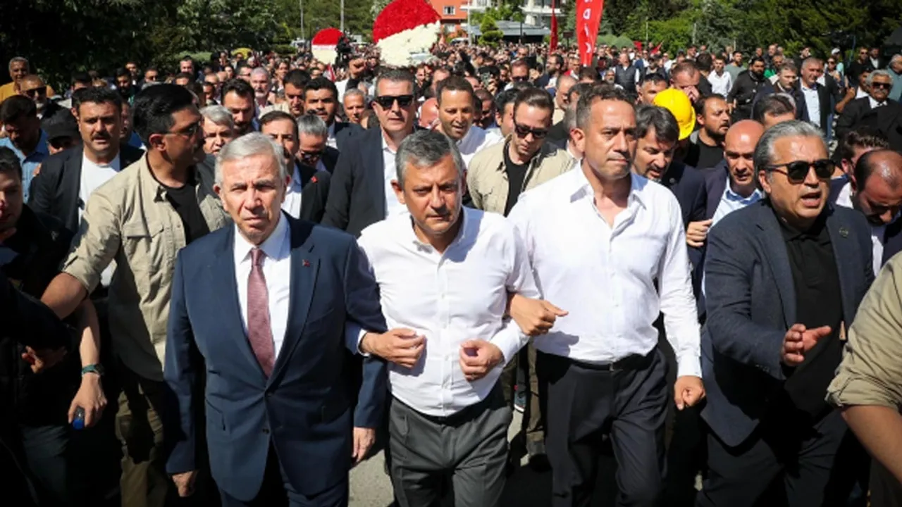 Özgür Özel'e Destek Veren Milletvekilleri: CHP Bayramlaşması kapak görseli, soyut, yüz ve yazı yok