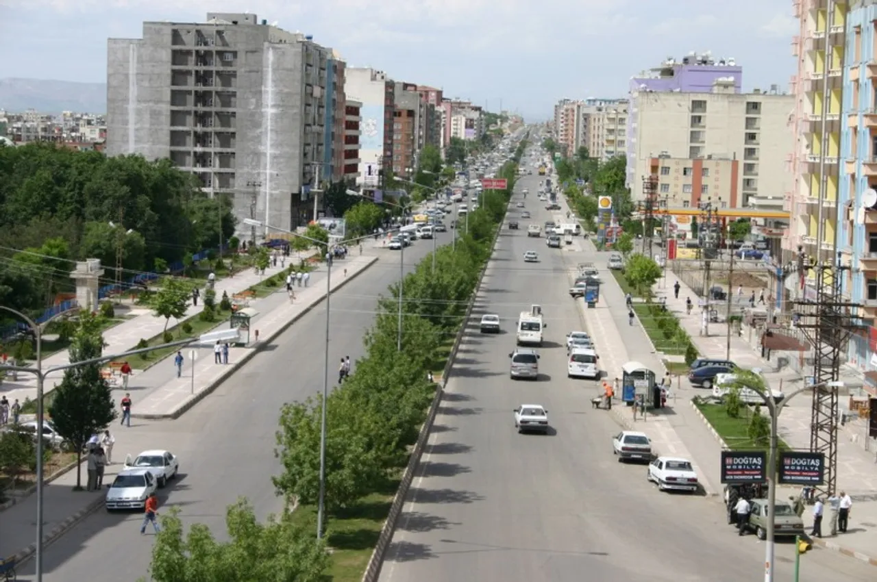 Batman gezi rehberi: gezilecek yerler, meşhur yemekler ve 1 günlük rota kapak görseli, soyut, yüz ve yazı yok