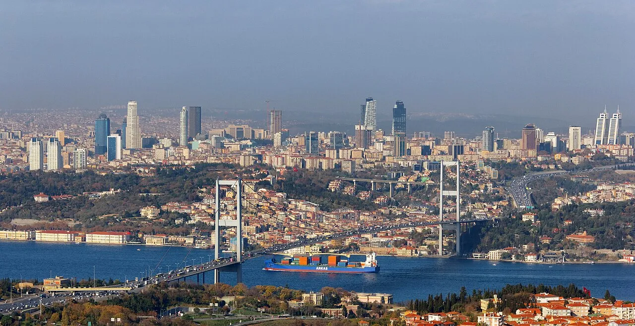 İstanbul Gezi Rehberi: Gezilecek Yerler, Meşhur Yemekler ve 1 Günlük Rota kapak görseli, soyut, yüz ve yazı yok