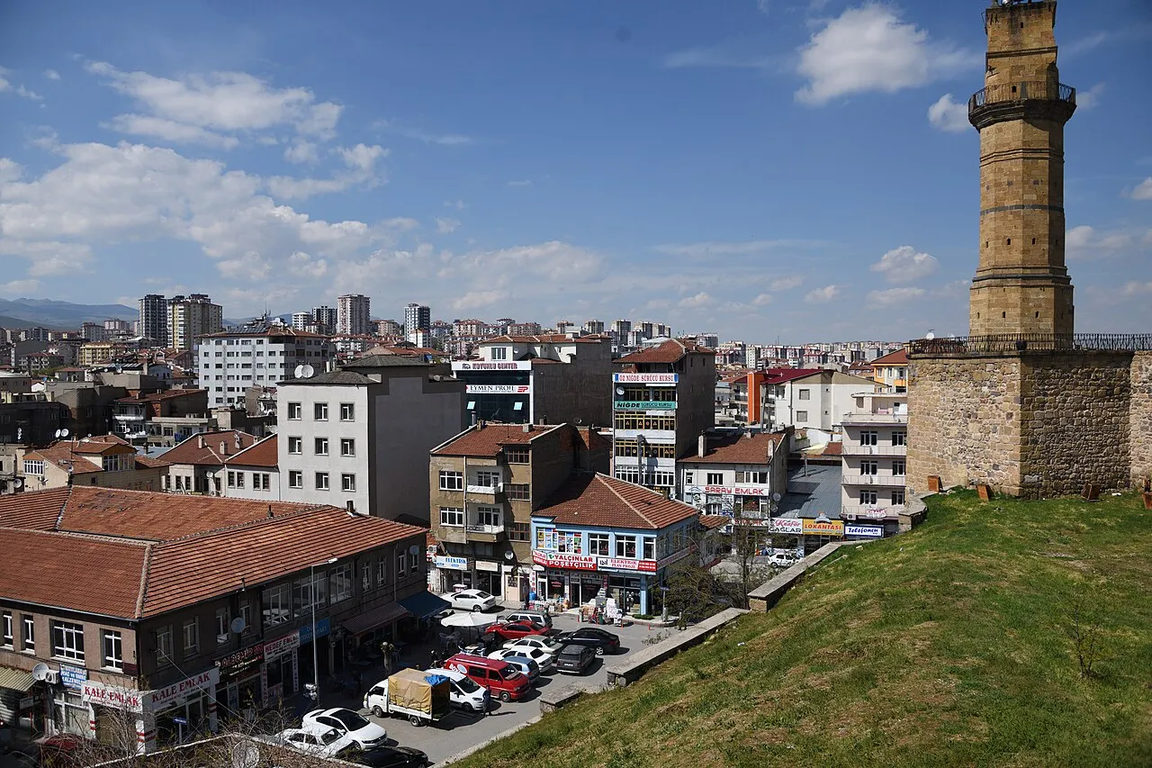 Niğde gezi rehberi: gezilecek yerler, meşhur yemekler ve 1 günlük rota kapak görseli, soyut, yüz ve yazı yok