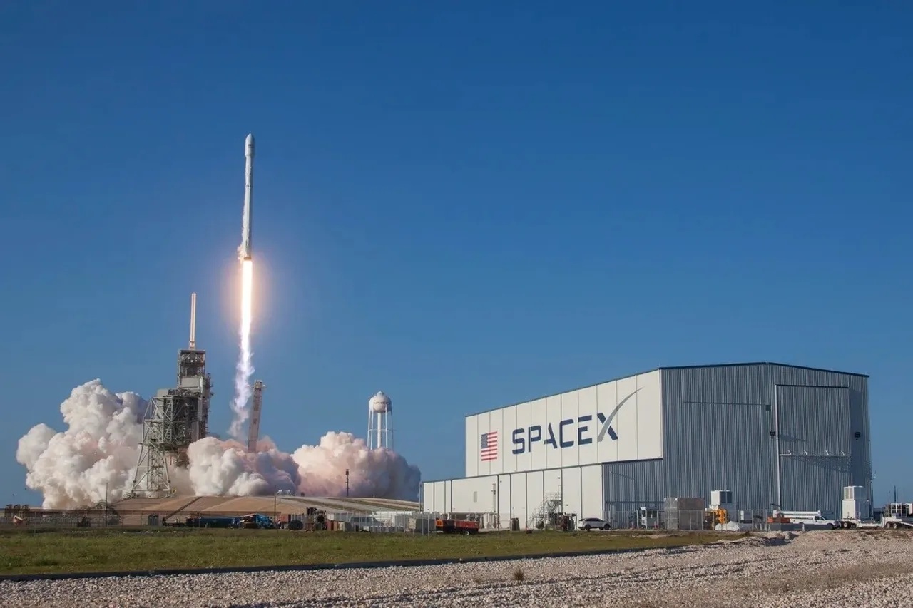 SpaceX, ABD’nin Yeni Uzay Savunma Ağına Liderlik Edecek kapak görseli, soyut, yüz ve yazı yok