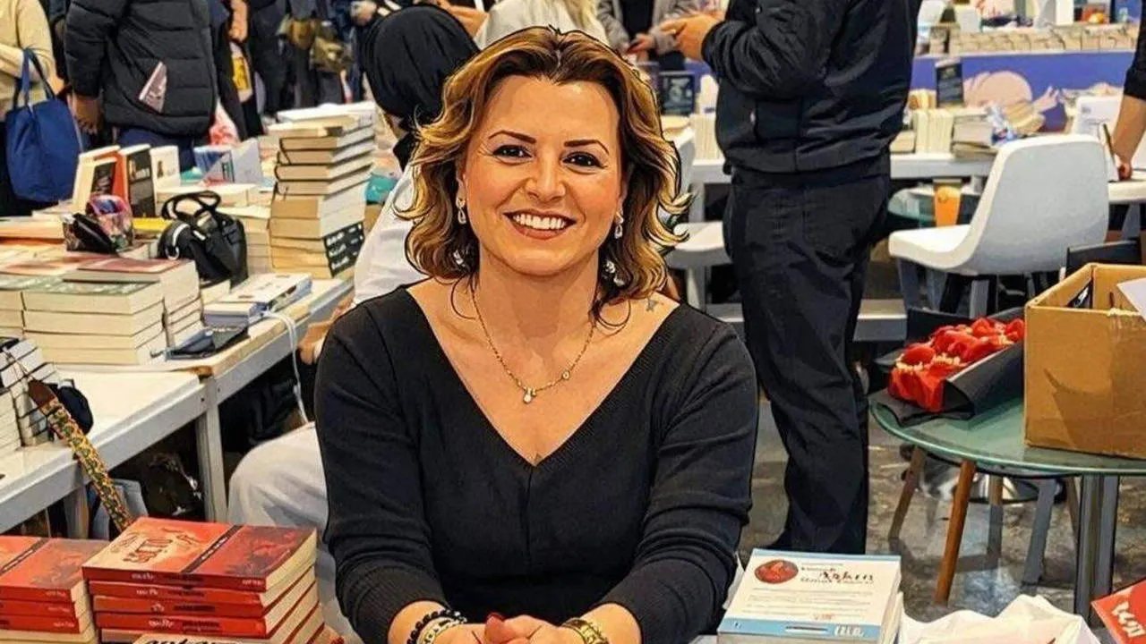 Yazar Ayten Öztürk, Yeğeni Tarafından Bıçakla Katledildi kapak görseli, soyut, yüz ve yazı yok